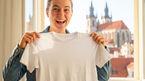 mysleli jste, že vaše tričko je nenávratně poničené barvou? objevte metodu, která ho dokonale zachrání a vrátí mu původní vzhled.