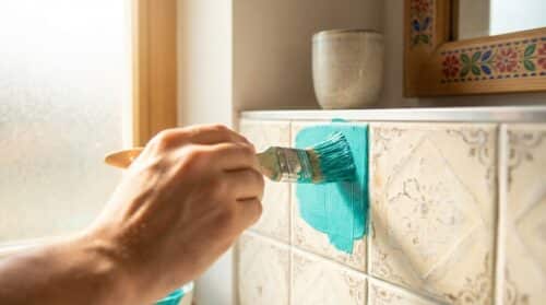 objevte, jak přemalování koupelnových dlaždic může jednoduchým krokem proměnit vzhled vaší koupelny a dodat jí nový šarm.